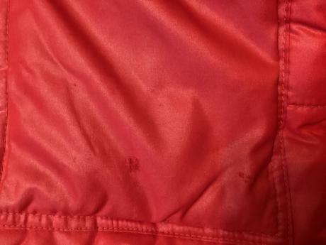 Červená hrubšia bunda s poškodením, m