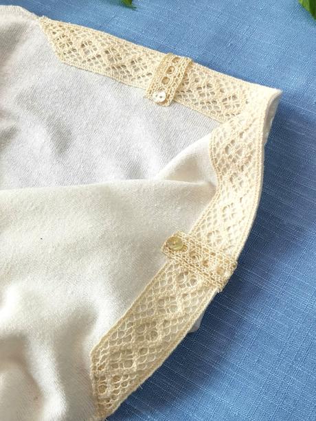 Anna - konopná šatka zdobená čipkou,