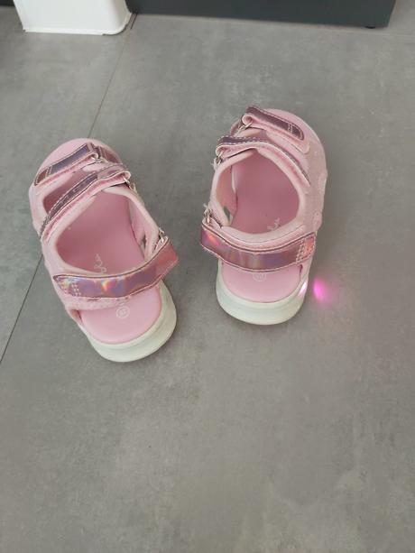 Dievčenské svietiace sandále, 28