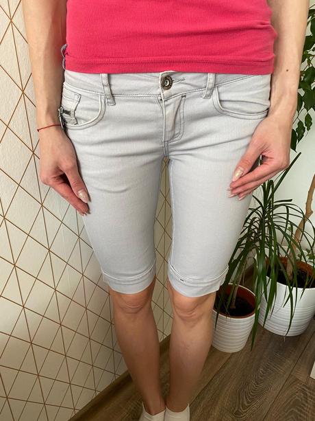 Šortky, glo-story,m