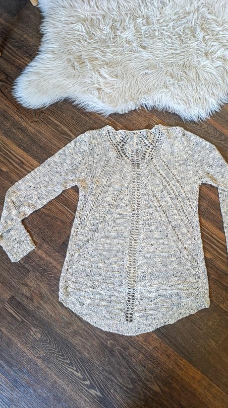 Svetrík so zdobeným chrbtom, m