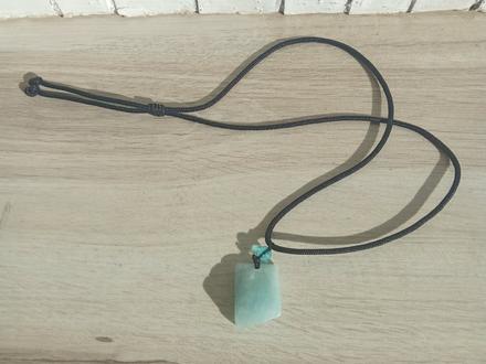 Náhrdelník akvamarín na čiernej šnúrke,