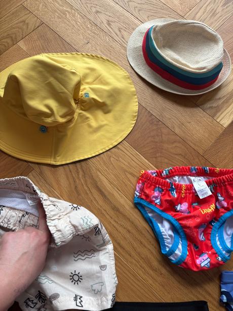 Plavky,klobuky 98/104, 86–98