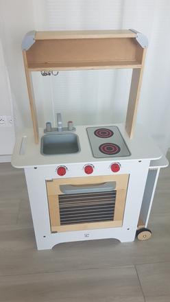 Kuchynka zn. hape s krabicou,