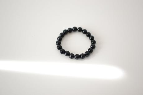 Čierny korálkový náramok,