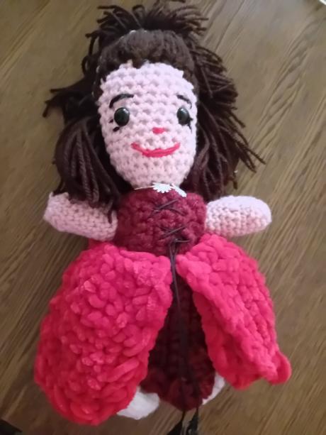 Nová ručne háčkovaná bábika, 