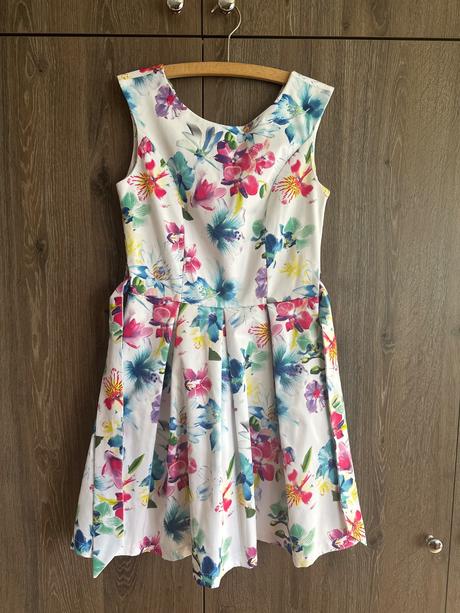 Dámske kvetované šaty,veľ.s, s