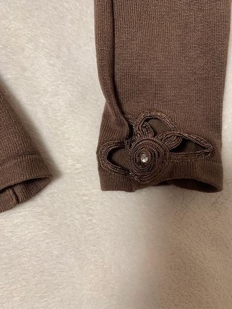 Hnedý tenší svetrík s výstrihom a vloženou madérou, m / s