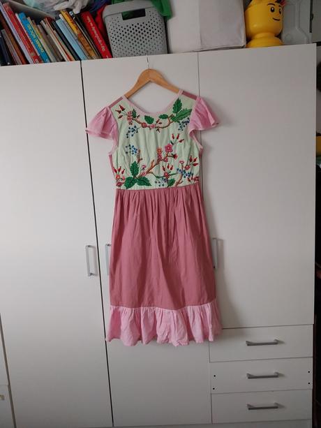 Vyšívané šaty, s