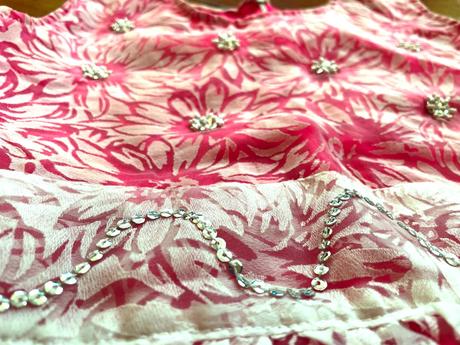 Ružovo-biele šaty, 146