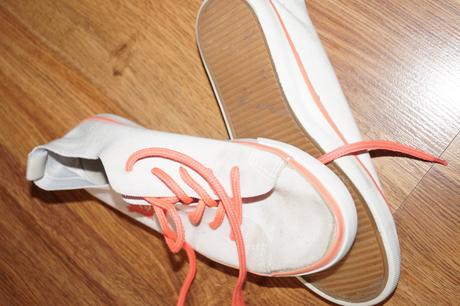 Tenisky s neonovymi snurkami, 33