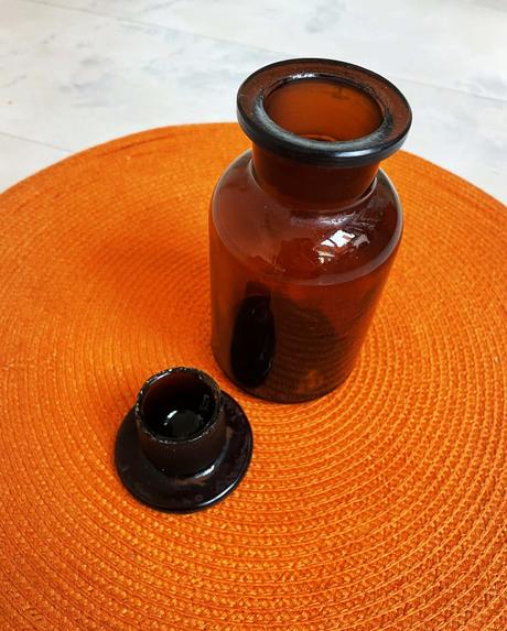 Stará sklenená nádobka, 