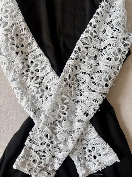 Šaty s vreckami a čipkovanými rukávmi, s