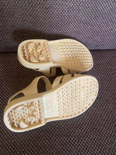 Sandalky liewood,, 26