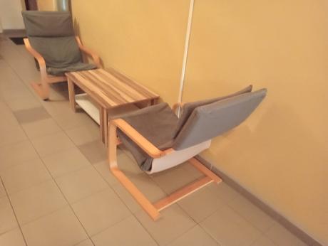 Konferenčný stolík a dve kreslá,