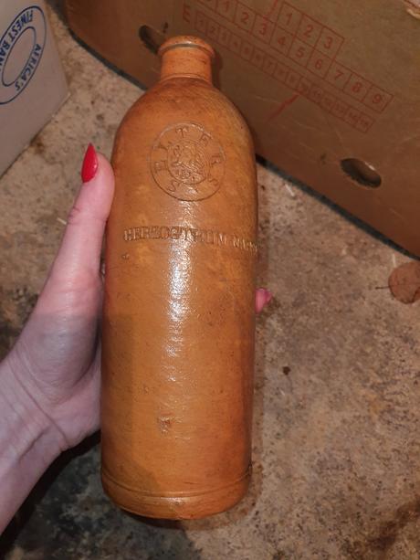 Staré starožitné fľaše, 