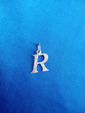 Strieborný prívesok r, 