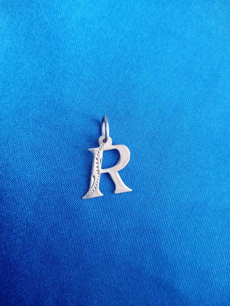 Strieborný prívesok r, 