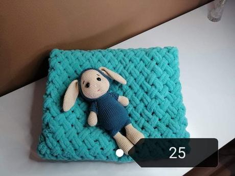 Háčkované hračky a deka,