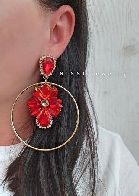 Červené kruhové náušnice,