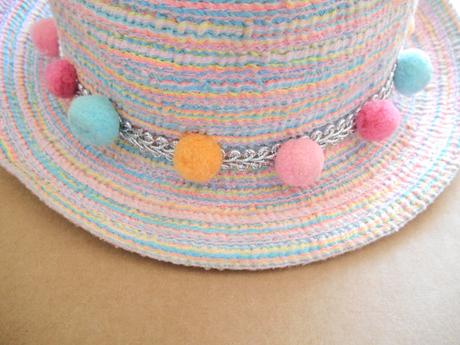 Letný klobúčik s brmbolcami na 6-10 rokov, 128