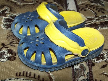 Crocsy tm. modré v kombinácii so žltou , 24