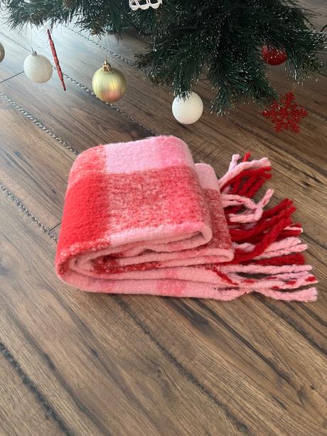 Červeno ružový karovany sál,