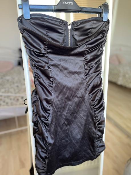 Čierne satenove leskle mini šaty bez ramienok zips, s