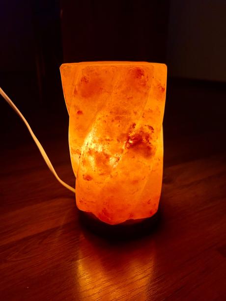 Soľná lampa 3100 g podstavec z akáciového dreva, 