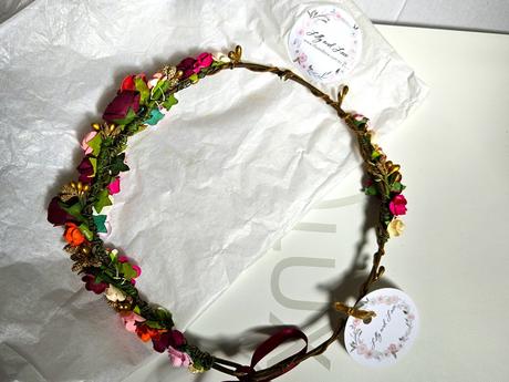 Krasny kvetinovy vencek do vlasov, nastavitelna ve, 