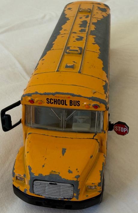 Siku starší model školského autobusu,