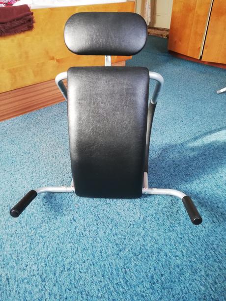Stroj na posilňovanie brucha a stehien, 