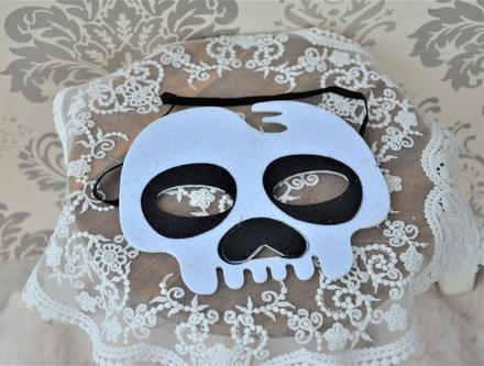 Škraboška na tvár-smrtka, 