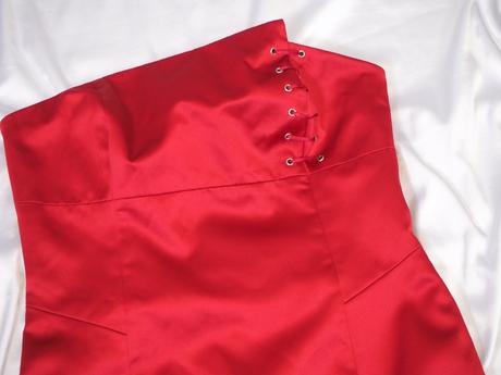 Kvalitné červené spoločenské šaty, s