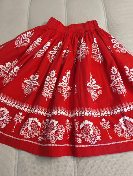 Folklórna sukňa, v páse na gumu, veľkosť m/38, m