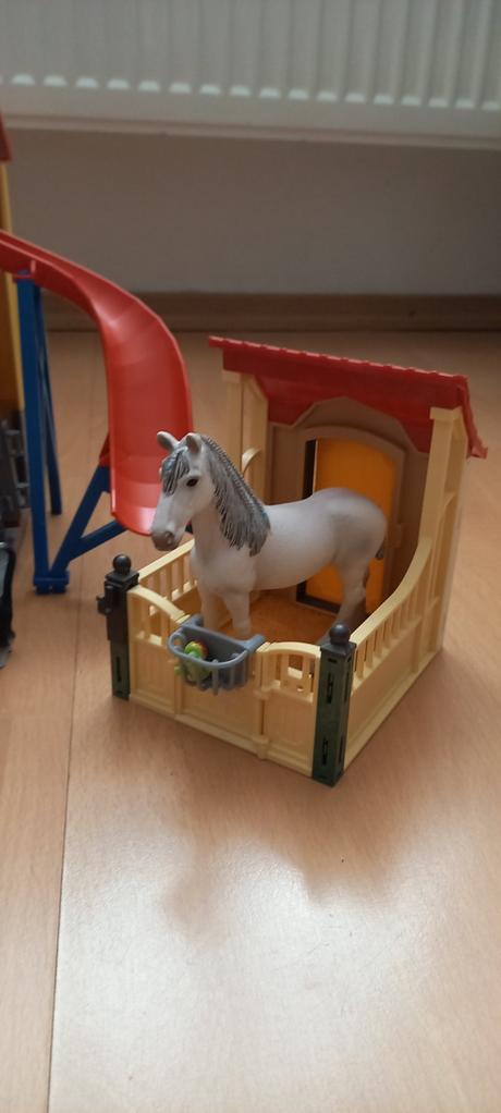 Schleich stajňa a kone, 