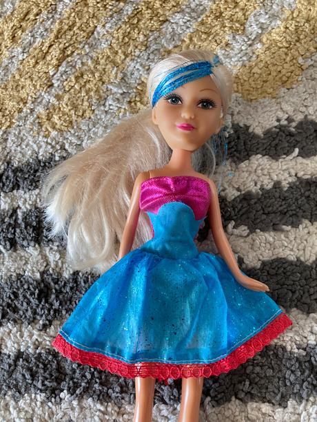 Bábika s modrým pramienkom, 