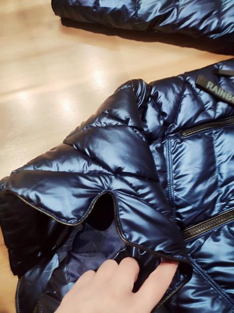 Modrá lesklá bunda, s