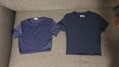 2 tmavomodre crop topy, s