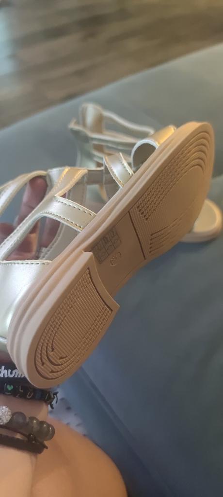 Nové zlaté sandálky, 33