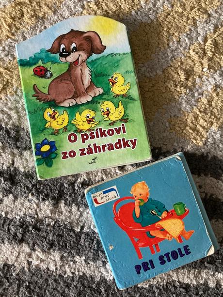 Leporelá pri stole a o psíkovi zo záhradky, 