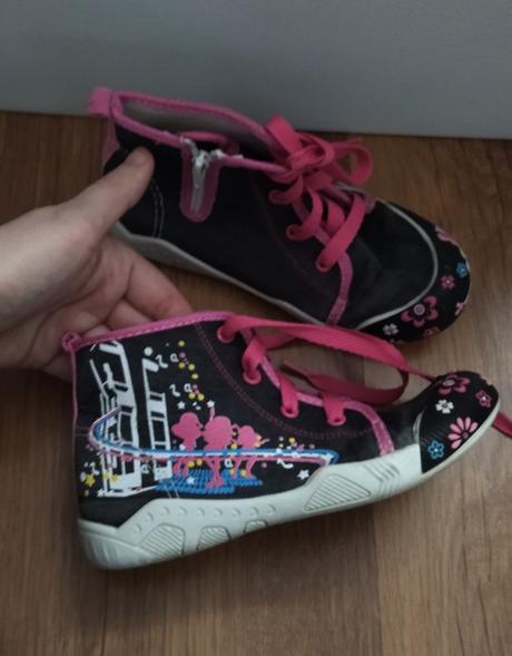 Vyššie tenisky, 28