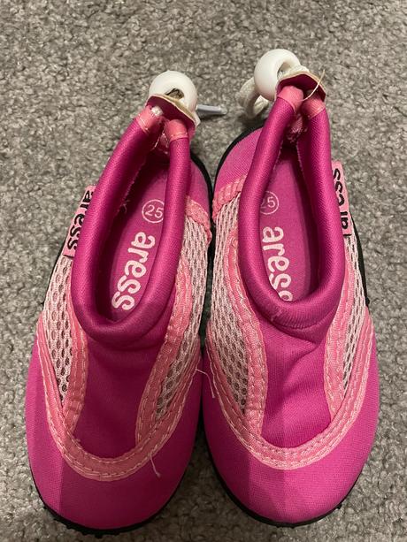 Topánky do vody, 25