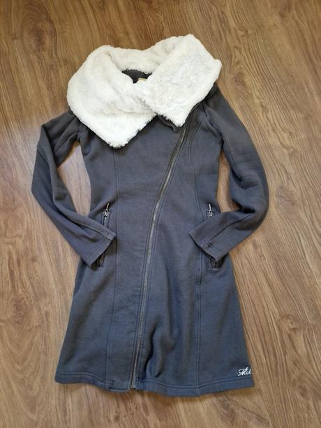 Mikina met in jeans s ko mko sedi, s