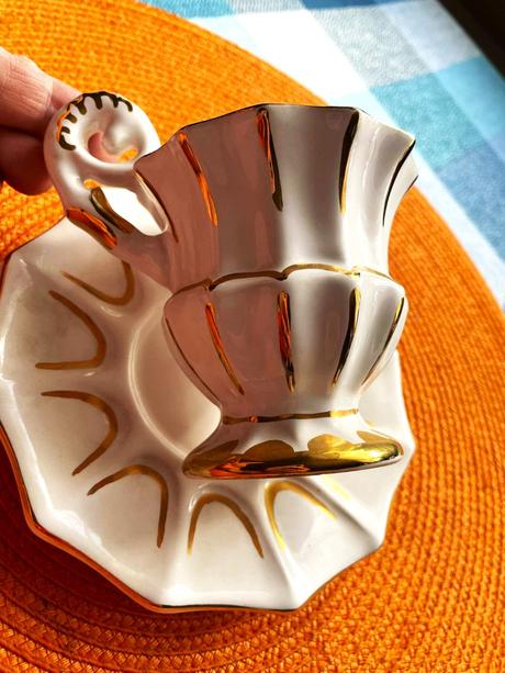 Luxusná starodávna šálka,