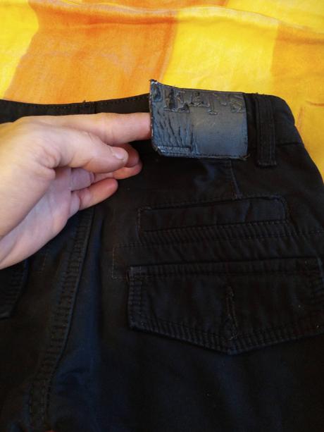 Hrubšie čierne nohavice, 122