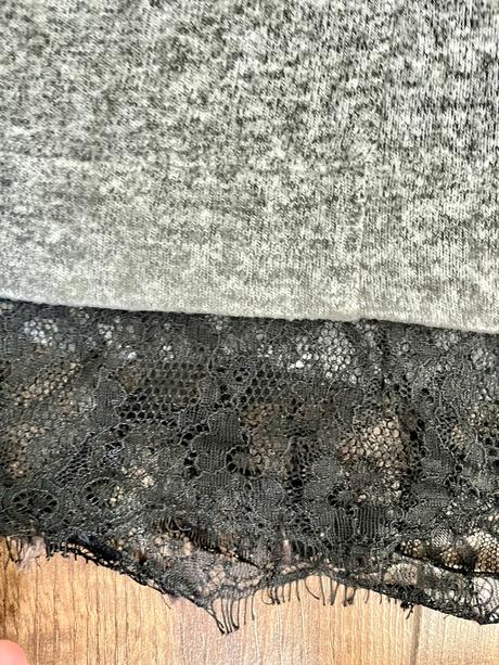 Dámsky sivý sveter s čipkou a viazaním na chrbte, reserved,s