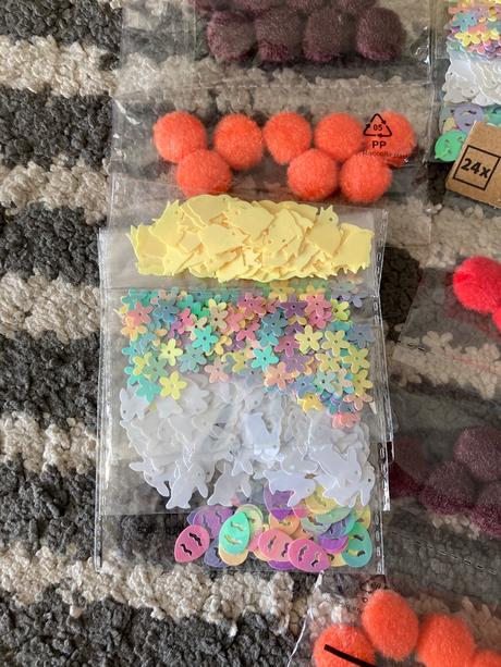 Plyšové guličky a trblietky na tvorenie, 