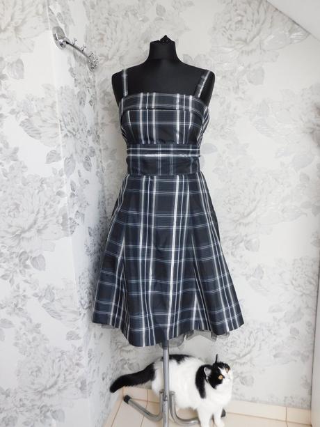 Pekne trendy karo korzetove šaty, 36