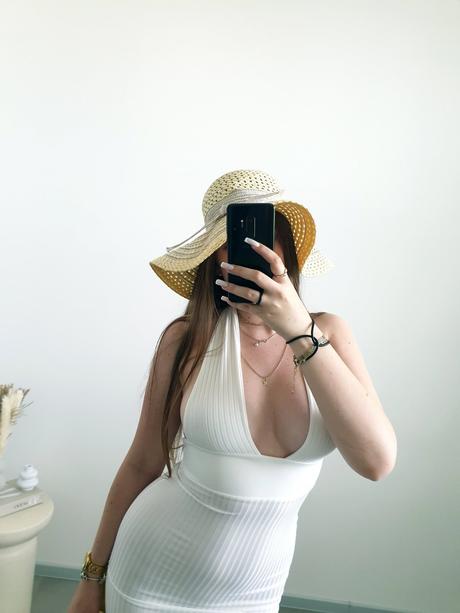 Biele extravagantné šaty s, s